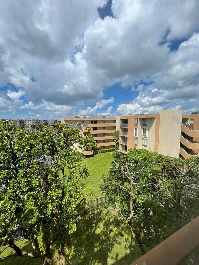Foto principal - 9220 Fontainebleau Blvd
