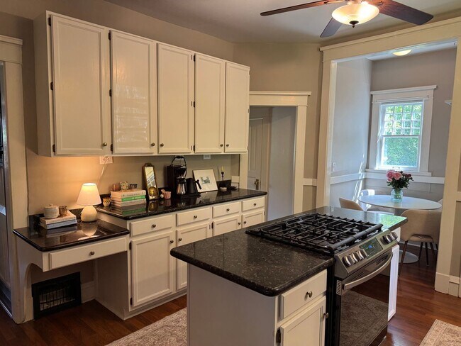 Foto del edificio - Beautiful Classic 4+ Bedroom 3,800 Sq. Ft....