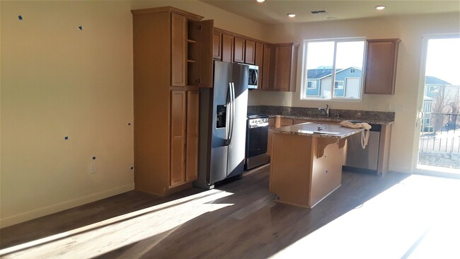 Foto del edificio - spacious 2 bedroom and 2.5 bath newer town...