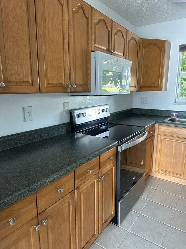 Building Photo - 4112 SW 61st Ave