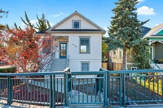 Building Photo - 403 1st St