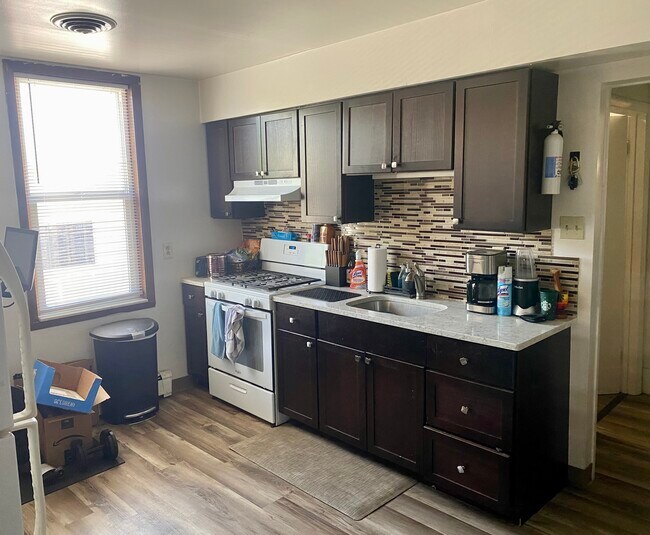 Cocina - 4937 Hatfield St