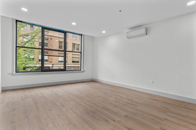 Building Photo - 111 Bank St