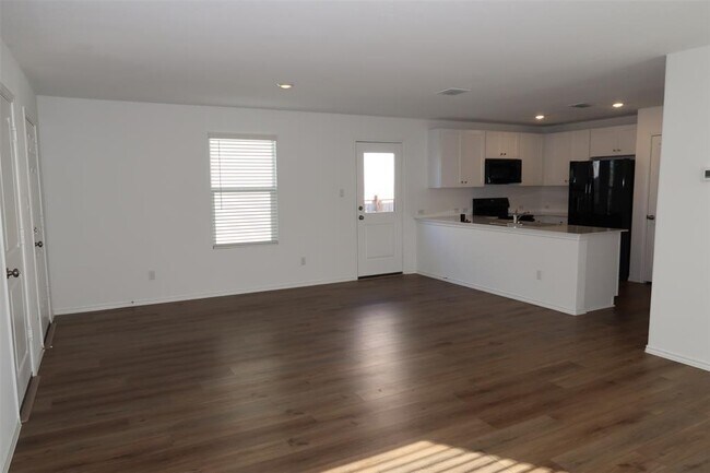 Foto del edificio - 716 Commander Abbott Dr