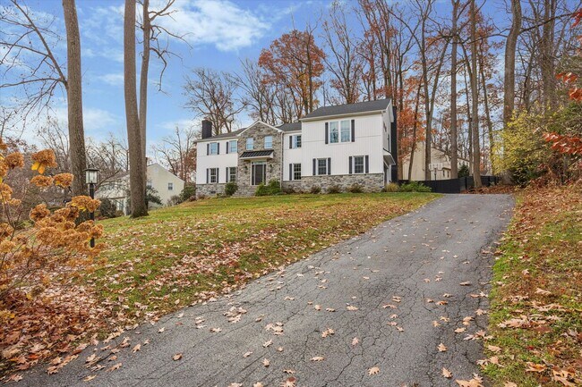 Foto del edificio - Stunning Renovated 5-Bedroom Exton Home – 6-Month Lease, Gourmet Kitchen & Walkout Basement