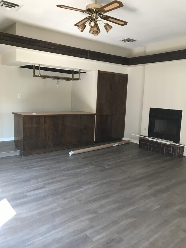 Building Photo - 1808 Saratoga Dr