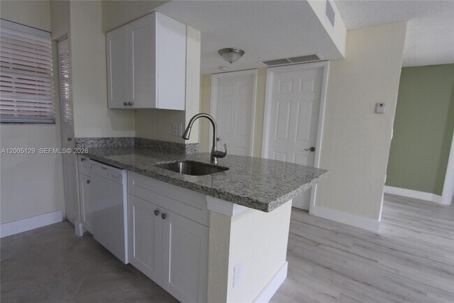 Foto del edificio - 2890 N Oakland Forest Dr