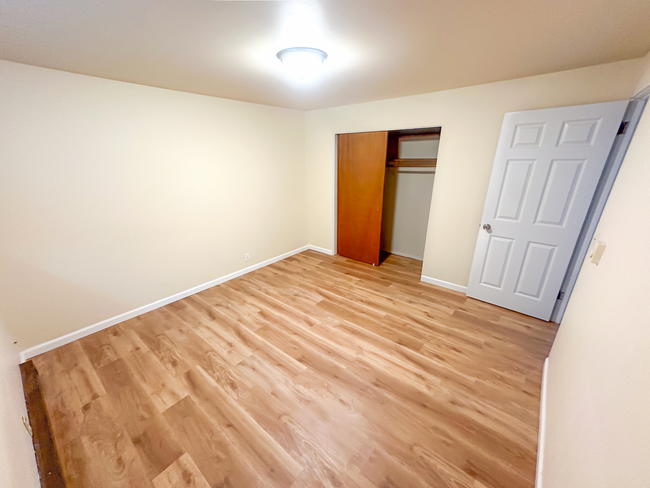 Building Photo - Charming Triplex with Hardwood Floors, App...