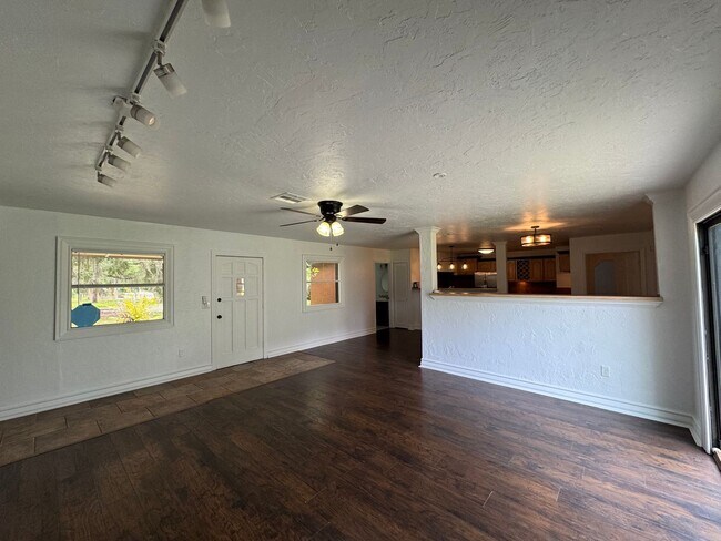 Building Photo - GORGEOUS! 5 Bedroom, 3 Bathroom Home in Deland!