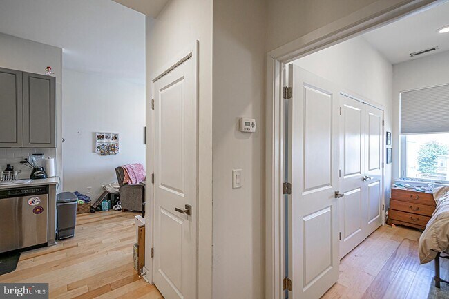 Building Photo - 627 E Girard Ave