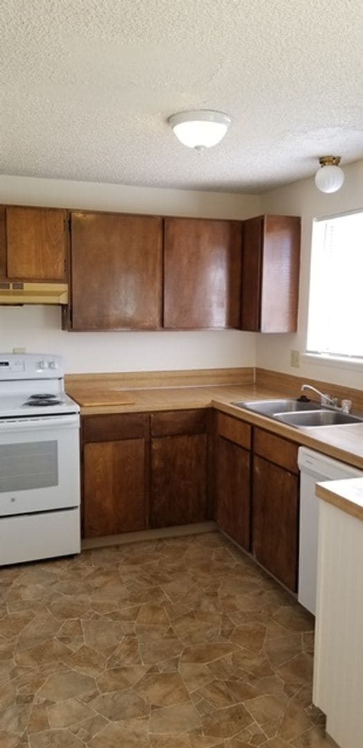 Building Photo - End unit in 8-plex complex