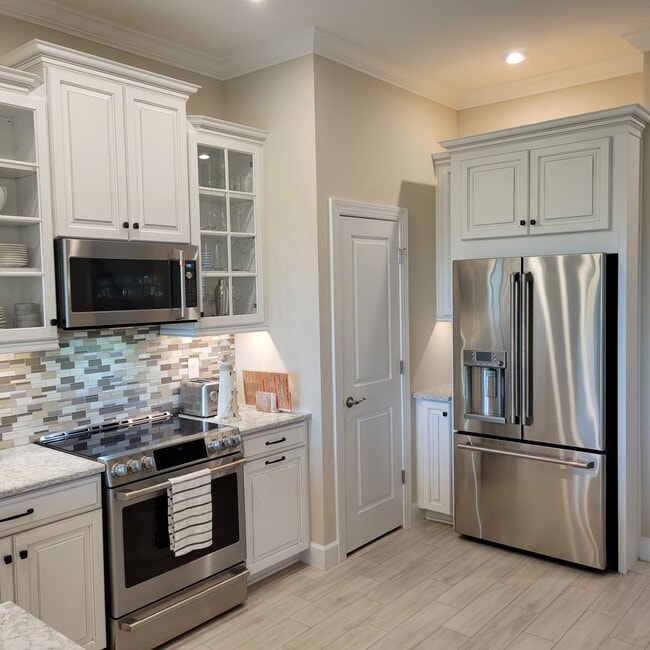 Building Photo - Seasonal/short term 4/3 BRAND NEW townhome...