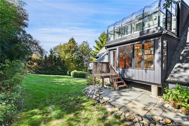 Building Photo - 10 Hilltop Dr