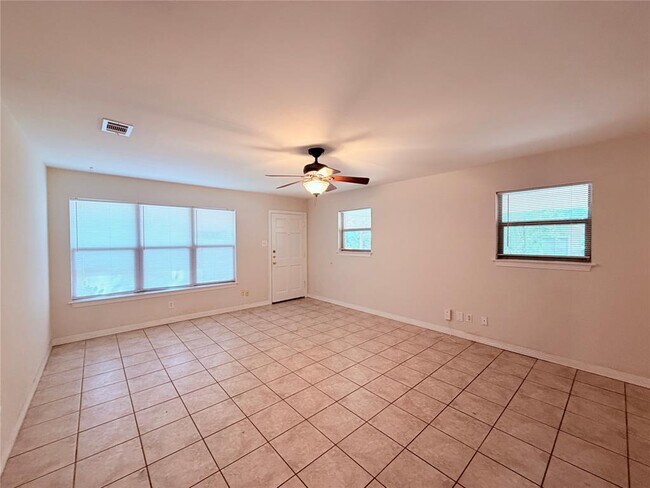 Foto del edificio - 5915 Sunshine Dr