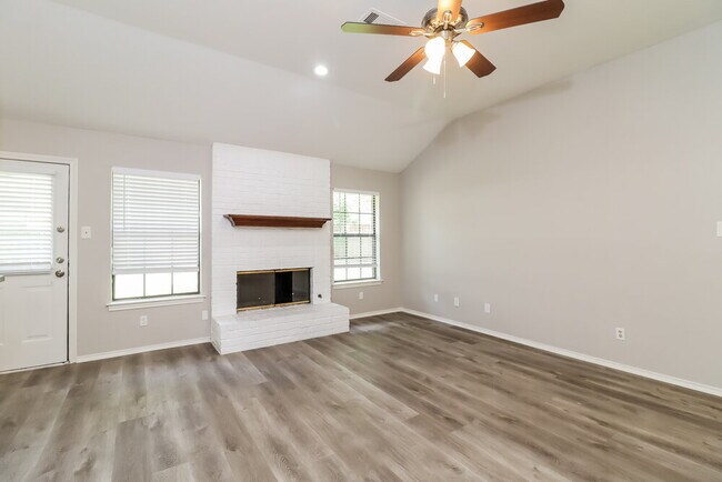 Building Photo - 1207 Belclaire Ln