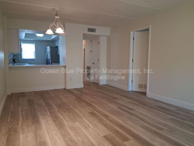 Building Photo - 3811 N Oak Dr