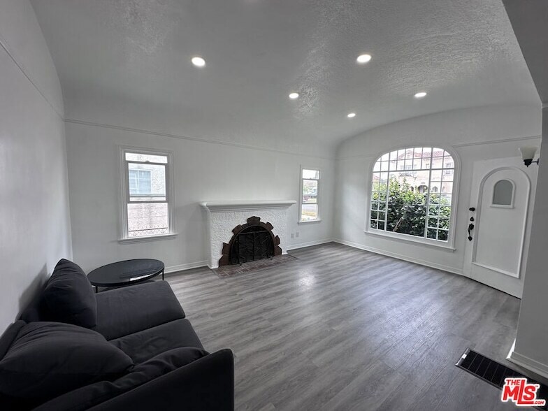 Foto principal - 1116 W 64th St