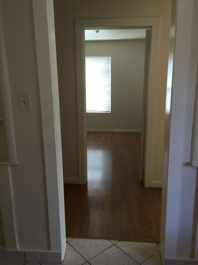 Foto del edificio - 2Bed/1Bath Single Family Home Located In Private Area Near East 14th St. San Leandro, Ca.