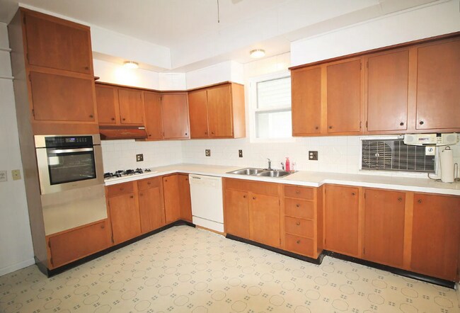 Foto del edificio - Spacious updated 4 bed 2 bath home in the heart of Rock Island!