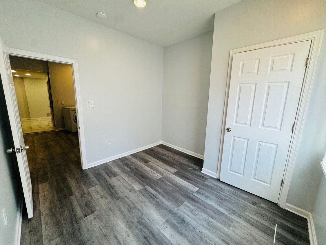 Primary Photo - Remodeled 4bd/2 House with Rear yard!! SEC...