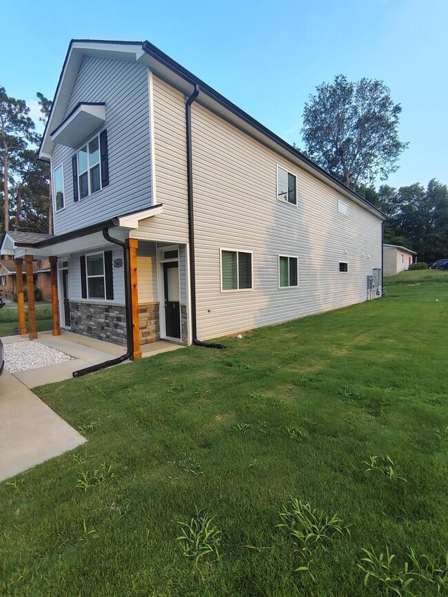Building Photo - 1061B Pinecrest Ave NW