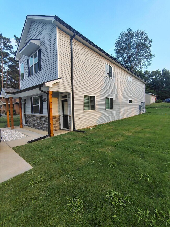 Foto del edificio - 1061B Pinecrest Ave NW