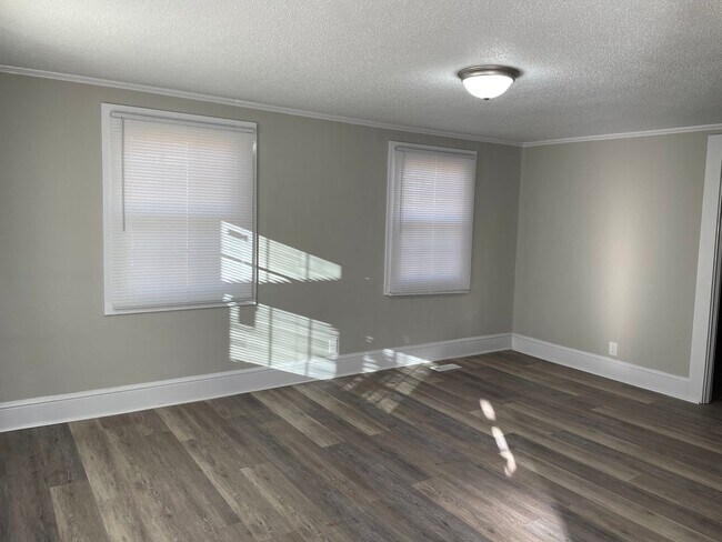 Building Photo - 2 BED 1 BATH HOME