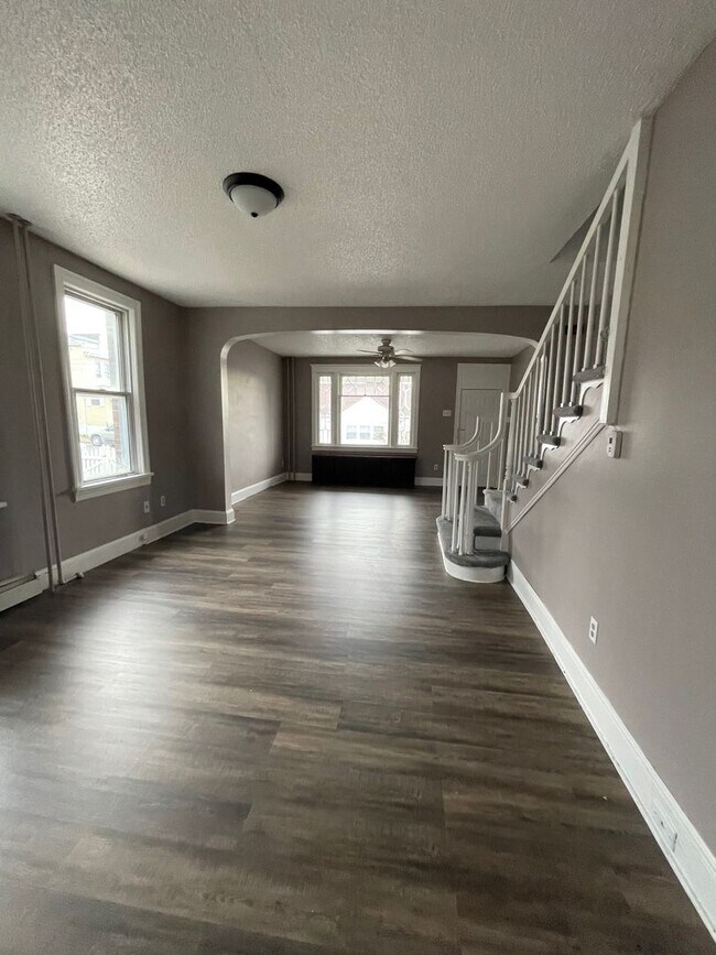 Building Photo - 4 Bedroom 1 Bath