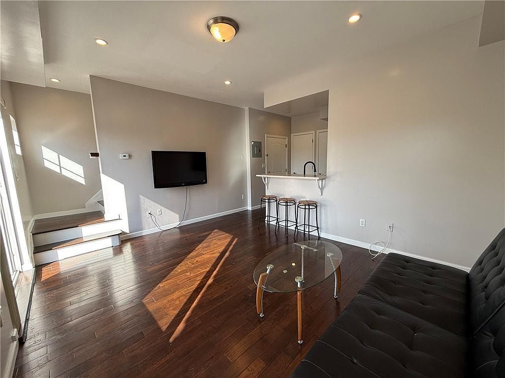 Foto principal - 1727 Stillwell Ave