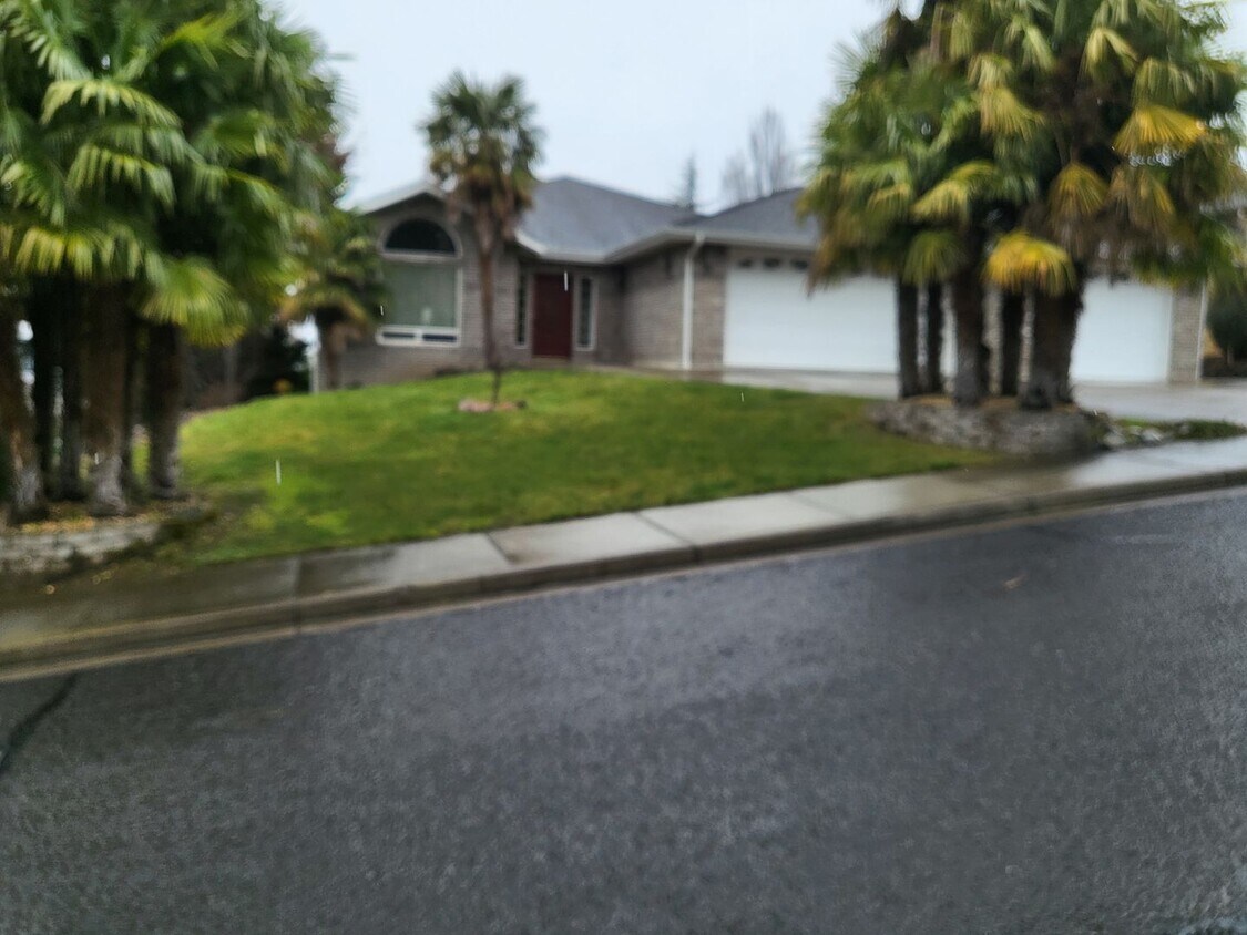 Primary Photo - 5 bed 3 bath