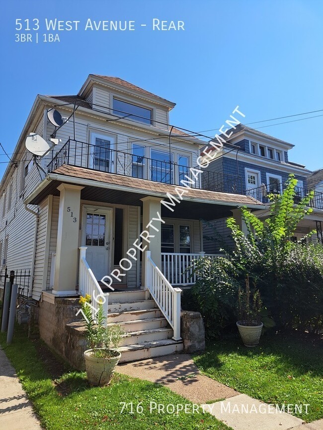 Building Photo - 3 BR Rear Unit in West Side