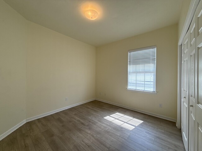 Foto del edificio - 5508 Hampton Woods Way