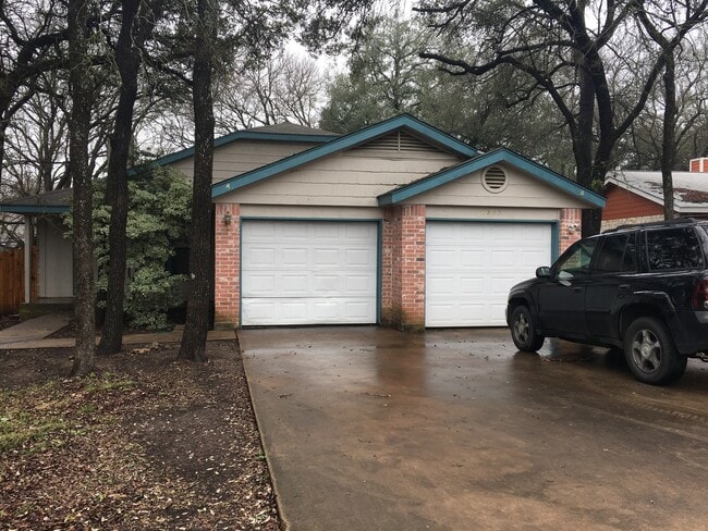 Building Photo - Nice 2/2 - 1 car garage Duplex on a heavil...