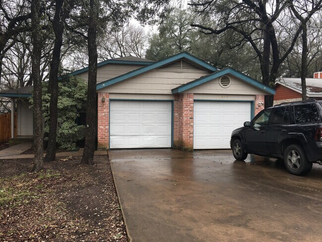 Foto del edificio - Nice 2/2 - 1 car garage Duplex on a heavil...