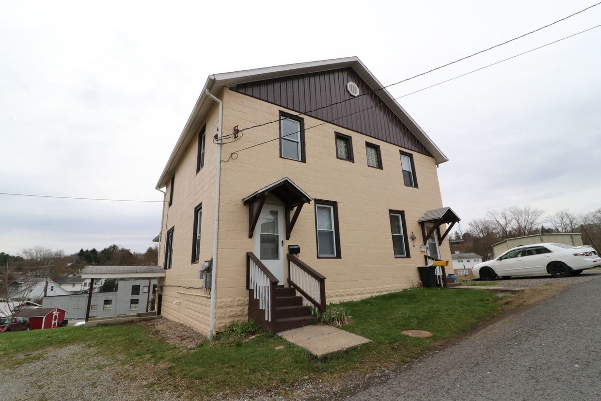 405407 Round Street, Westover, WV 26501 Apartment for Rent in