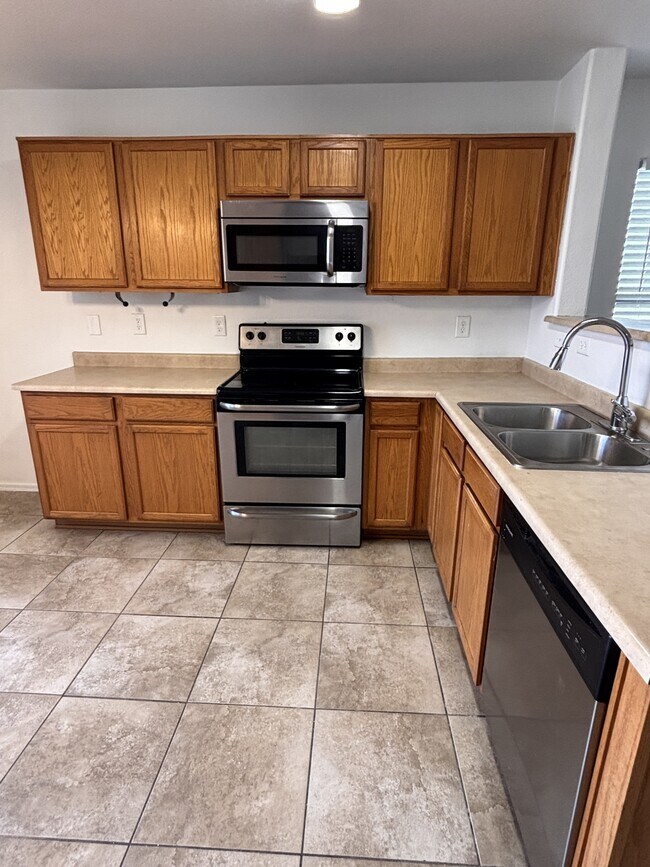 Building Photo - 202 E Gwen St