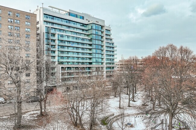 Photo du bâtiment - 3018 Yonge St