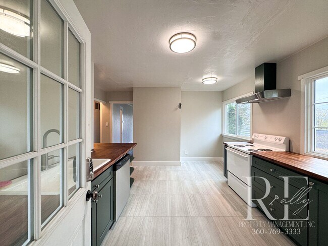 Foto del edificio - Charming Upper Unit with Modern Kitchen, Wraparound Layout & Walkable to PSNS