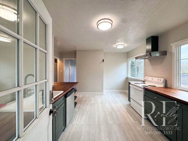 Photo - Charming Upper Unit with Modern Kitchen, W... Townhome