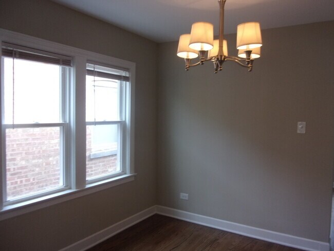Building Photo - Nicely updated 2 bedroom brick Ranch