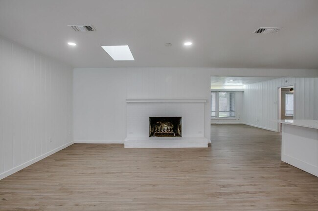 Foto del edificio - Pre-leasing for July!