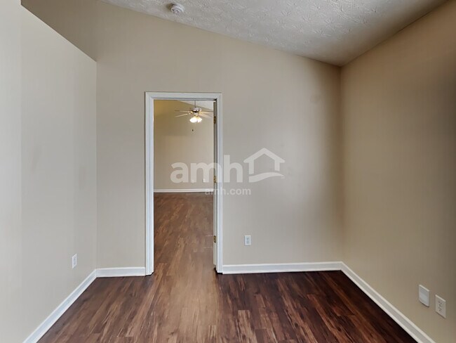 Foto del edificio - 3369 Woodtree Ln