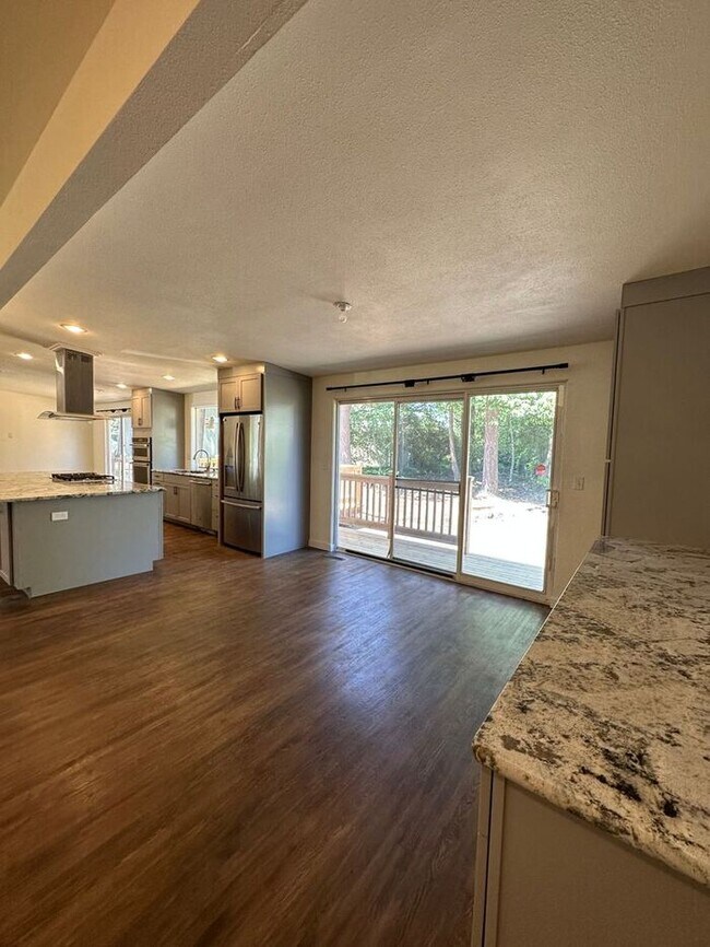 Building Photo - Fabulous Puyallup Newley Remodled 3 Bedroo...