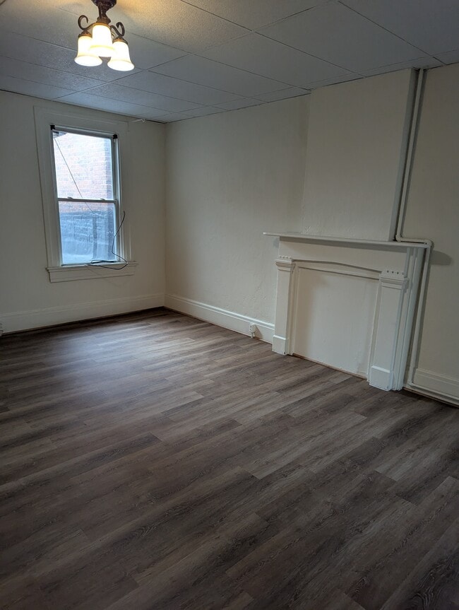 Building Photo - 39 E Main St