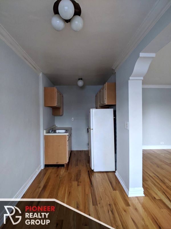 Building Photo - 425 W Roscoe St