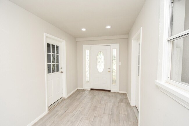 Building Photo - 1723 Big Horn Dr