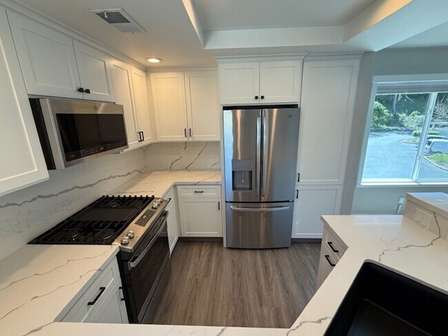 Foto del edificio - Renovated 1-Bedroom Condo with Updated Fixtures in Hercules