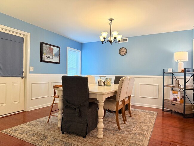 Foto del edificio - Modern Charm & Walkable Downtown Living in...