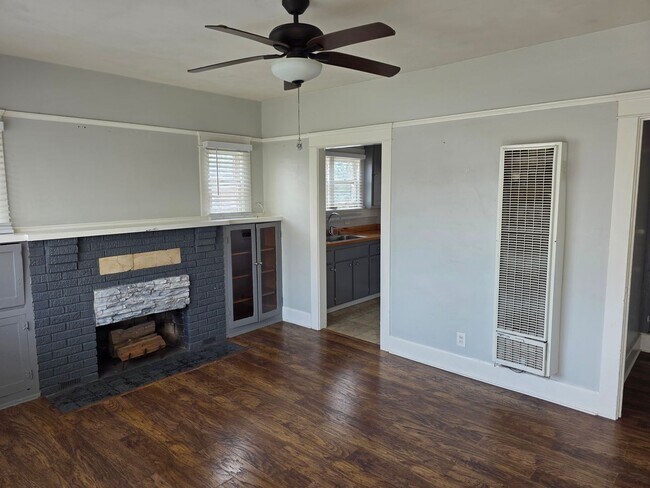 Foto del edificio - Old school Spanish style 2 bedroom cottage available downtown Oceanside walking distance to the b...