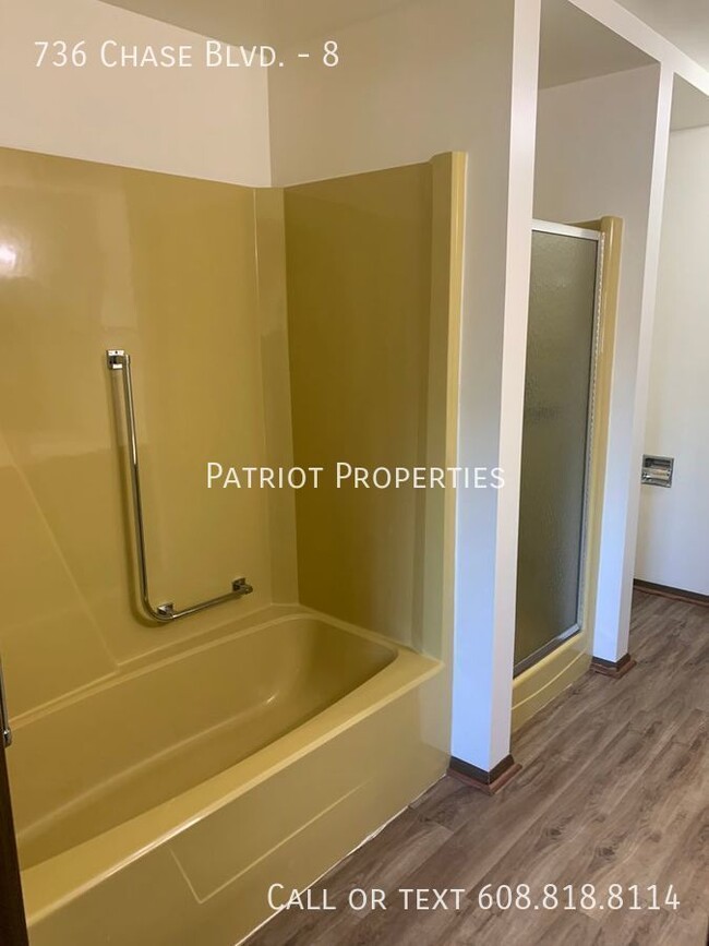 Building Photo - 1 bedroom/ 1 bath apartment in Sun Prairie...